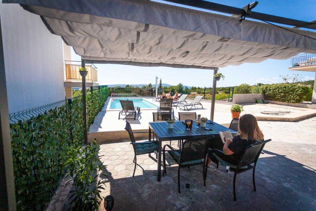 Apartment Jerry With Private Pool Milna  Buitenkant foto