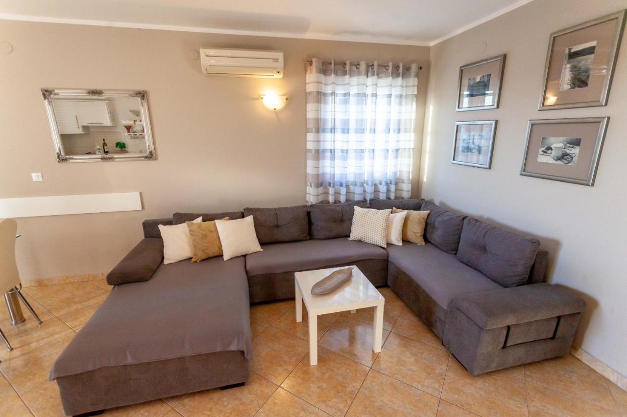 Apartment Jerry With Private Pool Milna  Buitenkant foto